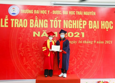 Lễ trao bằng tốt nghiệp đại học năm 2021